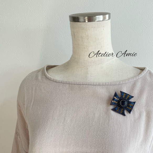 【Atelier Amie】補貨 * 最後1件 藍色十字胸針 高級訂製珠繡 藍色金石 第6張的照片