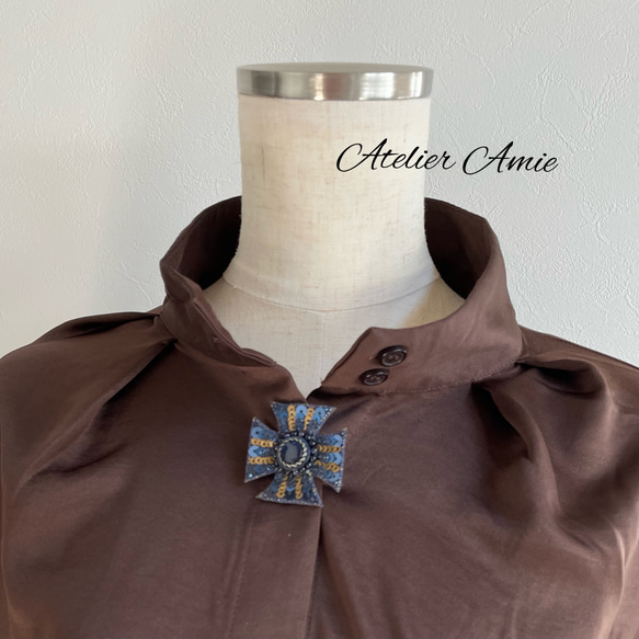 【Atelier Amie】補貨 * 最後1件 藍色十字胸針 高級訂製珠繡 藍色金石 第5張的照片