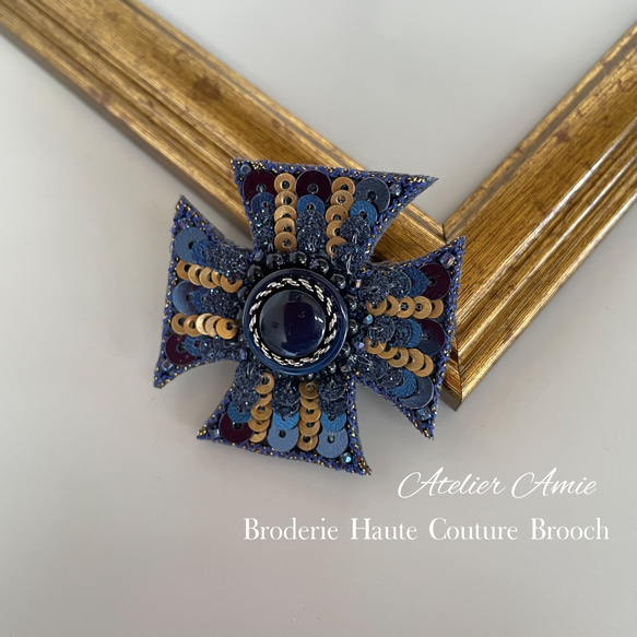 【Atelier Amie】補貨 * 最後1件 藍色十字胸針 高級訂製珠繡 藍色金石 第1張的照片