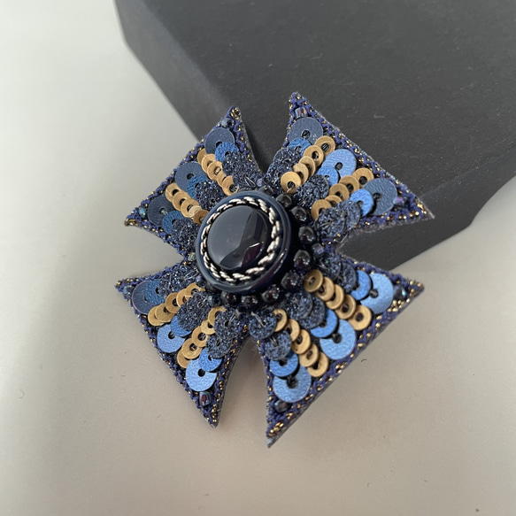 【Atelier Amie】補貨 * 最後1件 藍色十字胸針 高級訂製珠繡 藍色金石 第2張的照片