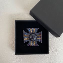 【Atelier Amie】補貨 * 最後1件 藍色十字胸針 高級訂製珠繡 藍色金石 第4張的照片