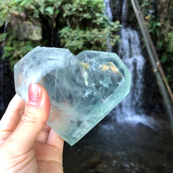 虹入り！フローライトハート♡アップルグリーン☆ 瀧川神社にて浄化☆100mm☆406ｇ 1枚目の画像