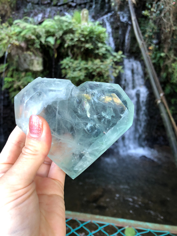 虹入り！フローライトハート♡アップルグリーン☆ 瀧川神社にて浄化☆100mm☆406ｇ 1枚目の画像