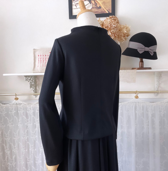 黒ウールニットのセットアップ『ボトルネックブラウス・サイズフリースカート・薄手ウール 』 5枚目の画像