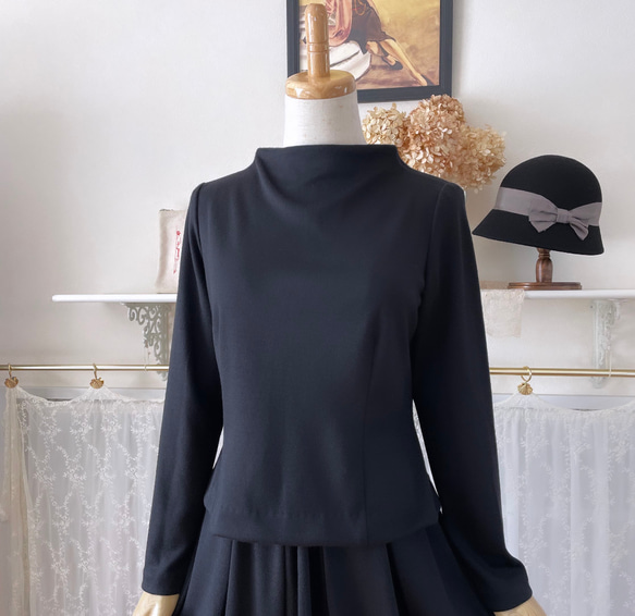 黒ウールニットのセットアップ『ボトルネックブラウス・サイズフリースカート・薄手ウール 』 3枚目の画像