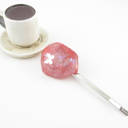 クォーツが暖かく感じる今日この頃、メリーをのせて舞う蝶が素敵でした♪<1点ものヘアピン>HP151 2枚目の画像