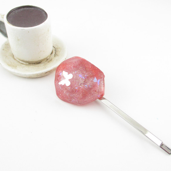 クォーツが暖かく感じる今日この頃、メリーをのせて舞う蝶が素敵でした♪<1点ものヘアピン>HP151 2枚目の画像