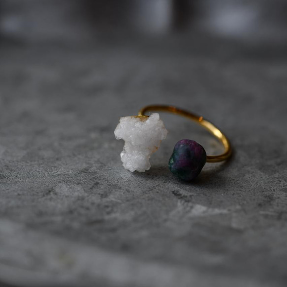 【一点物】 ルビー・ゾイサイト  & 水晶 リング 指輪 フリーサイズ 原石 鉱物 天然石 (No.2432) 2枚目の画像