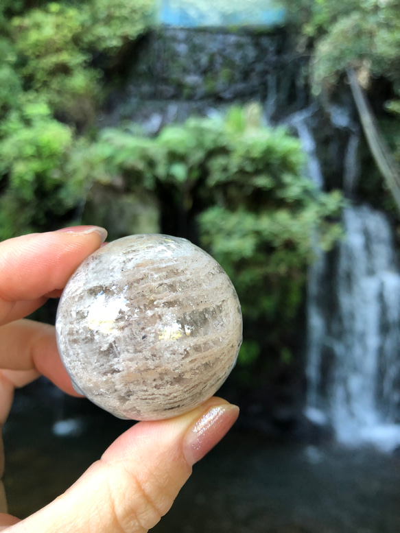 【レア☆】虹入り☆千層ガーデンクォーツスフィア（丸玉）☆44mm！☆瀧川神社にて浄化済み☆選べる台座2種☆No.4 17枚目の画像