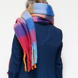 大人気のため再販！ふわもこ素材のオーバーサイズドチェックマフラー レッド系 ギフトに ワントーンコーデのアクセントにも◎ 4枚目の画像