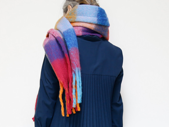 大人気のため再販！ふわもこ素材のオーバーサイズドチェックマフラー レッド系 ギフトに ワントーンコーデのアクセントにも◎ 4枚目の画像