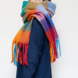 大人気のため再販！ふわもこ素材のオーバーサイズドチェックマフラー レッド系 ギフトに ワントーンコーデのアクセントにも◎ 5枚目の画像