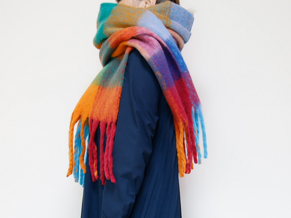 大人気のため再販！ふわもこ素材のオーバーサイズドチェックマフラー レッド系 ギフトに ワントーンコーデのアクセントにも◎ 5枚目の画像