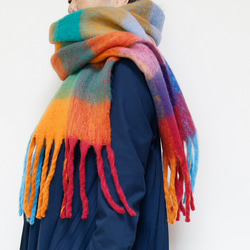 大人気のため再販！ふわもこ素材のオーバーサイズドチェックマフラー レッド系 ギフトに ワントーンコーデのアクセントにも◎ 6枚目の画像