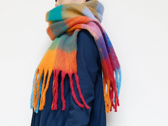 大人気のため再販！ふわもこ素材のオーバーサイズドチェックマフラー レッド系 ギフトに ワントーンコーデのアクセントにも◎ 6枚目の画像