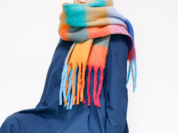 超大格紋圍巾採用蓬鬆材質。非常適合作為禮物或單一色調服裝的點綴。 第2張的照片