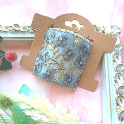 くすみブルーの花模様のインド刺繍リボンのポニーフック 1枚目の画像