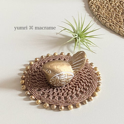 ［受注制作］yumri ⌘ macrame ゴールドビーズコースター Ø11cm［ライトブラウン］ 1枚目の画像