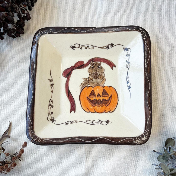 リスとかぼちゃのハロウィン角小皿 1枚目の画像