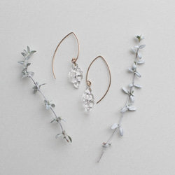 14kgf｜ヴィンテージガラスの揺れる透明な花フックピアス［ダブル］ 13枚目の画像