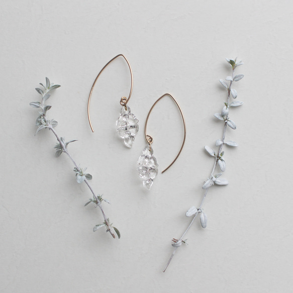 14kgf｜ヴィンテージガラスの揺れる透明な花フックピアス［ダブル］ 13枚目の画像