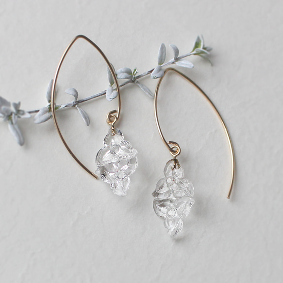 14kgf｜ヴィンテージガラスの揺れる透明な花フックピアス［ダブル］ 2枚目の画像