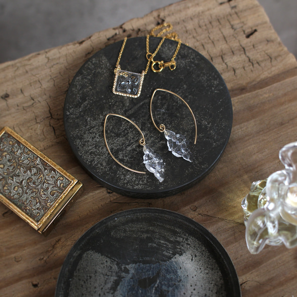 14kgf｜ヴィンテージガラスの揺れる透明な花フックピアス［ダブル］ 5枚目の画像