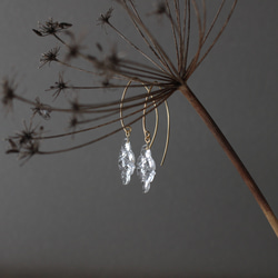 14kgf｜ヴィンテージガラスの揺れる透明な花フックピアス［ダブル］ 11枚目の画像