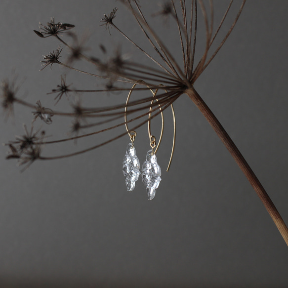 14kgf｜ヴィンテージガラスの揺れる透明な花フックピアス［ダブル］ 11枚目の画像