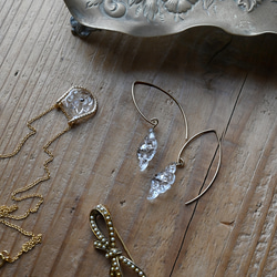 14kgf｜ヴィンテージガラスの揺れる透明な花フックピアス［ダブル］ 9枚目の画像