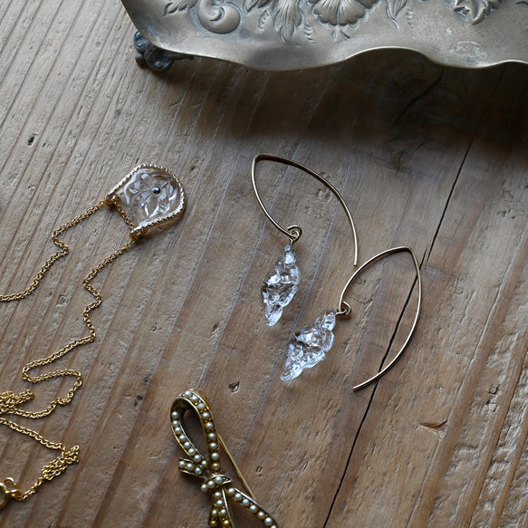 14kgf｜ヴィンテージガラスの揺れる透明な花フックピアス［ダブル］ 9枚目の画像