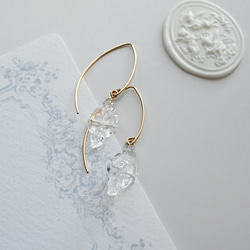 14kgf｜ヴィンテージガラスの揺れる透明な花フックピアス［ダブル］ 16枚目の画像