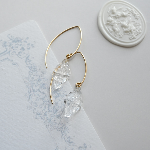 14kgf｜ヴィンテージガラスの揺れる透明な花フックピアス［ダブル］ 16枚目の画像