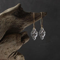 14kgf｜ヴィンテージガラスの揺れる透明な花フックピアス［ダブル］ 3枚目の画像