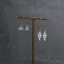 14kgf｜ヴィンテージガラスの揺れる透明な花フックピアス［ダブル］ 6枚目の画像