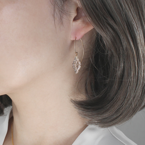 14kgf｜ヴィンテージガラスの揺れる透明な花フックピアス［ダブル］ 7枚目の画像