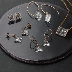 14kgf｜ヴィンテージガラスの揺れる透明な花フックピアス［ダブル］ 15枚目の画像