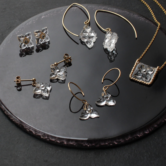 14kgf｜ヴィンテージガラスの揺れる透明な花フックピアス［ダブル］ 15枚目の画像