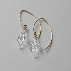 14kgf｜ヴィンテージガラスの揺れる透明な花フックピアス［ダブル］ 10枚目の画像