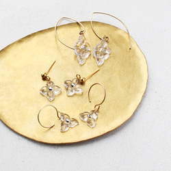 14kgf｜ヴィンテージガラスの揺れる透明な花フックピアス［ダブル］ 8枚目の画像