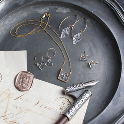 14kgf｜ヴィンテージガラスの揺れる透明な花フックピアス［ダブル］ 12枚目の画像