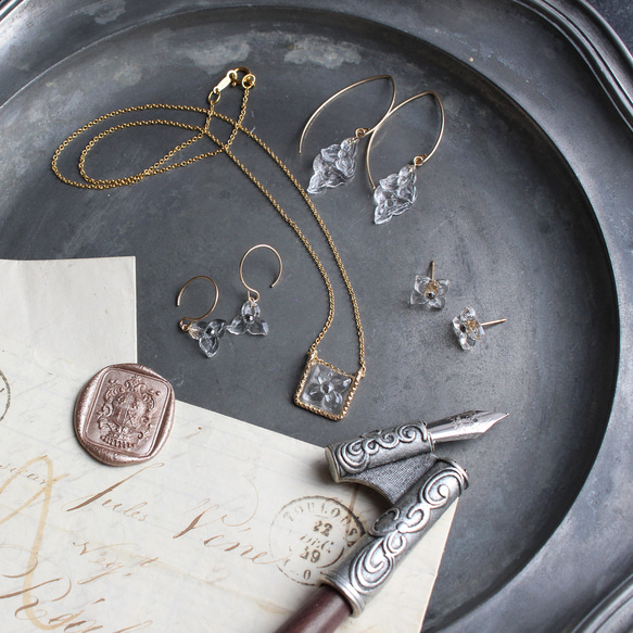 14kgf｜ヴィンテージガラスの揺れる透明な花フックピアス［ダブル］ 12枚目の画像