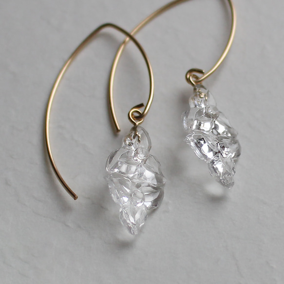 14kgf｜ヴィンテージガラスの揺れる透明な花フックピアス［ダブル］ 4枚目の画像