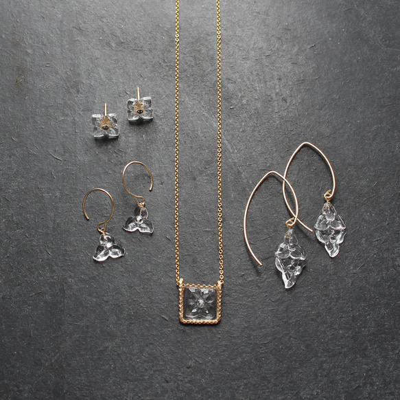 14kgf｜ヴィンテージガラスの揺れる透明な花フックピアス［ダブル］ 14枚目の画像