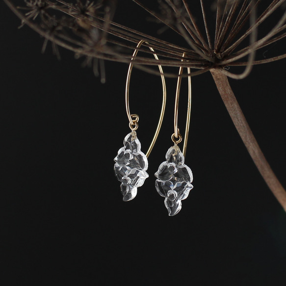 14kgf｜ヴィンテージガラスの揺れる透明な花フックピアス［ダブル］ 1枚目の画像