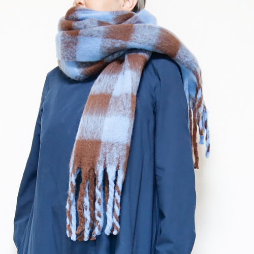 ブラウンブルーチェックマフラー ふわもこ素材のオーバーサイズドチェックマフラー ブルーXブラウン