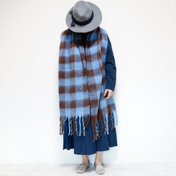 超大格子圍巾採用蓬鬆材質製成，藍色和棕色，非常適合作為禮物或單一色調服裝的點綴。 第6張的照片