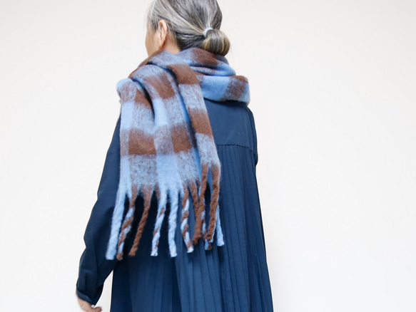 超大格子圍巾採用蓬鬆材質製成，藍色和棕色，非常適合作為禮物或單一色調服裝的點綴。 第8張的照片