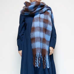 超大格子圍巾採用蓬鬆材質製成，藍色和棕色，非常適合作為禮物或單一色調服裝的點綴。 第7張的照片