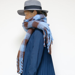 超大格子圍巾採用蓬鬆材質製成，藍色和棕色，非常適合作為禮物或單一色調服裝的點綴。 第11張的照片
